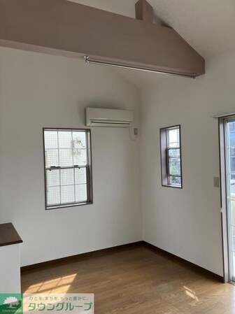 陽光の射す賃貸戸建ての物件内観写真